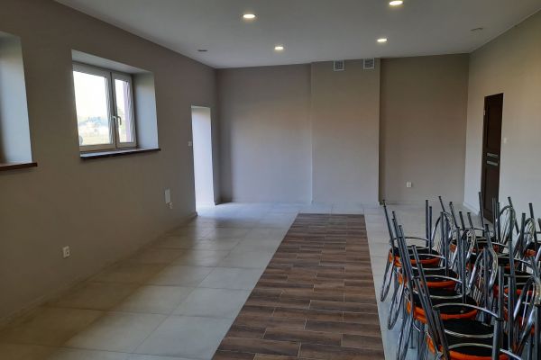Mała sala w OSP Lubianków - widok ogólny (4)