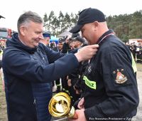 nagradzanie zwycięskiej drużyny mężczyzn