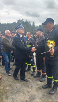 nagradzanie zwycięskiej drużyny mężczyzn