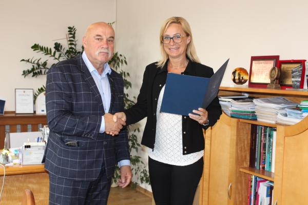Wręczenie aktu powierzenia Dyrektorowi Zespołu Szkolno-Przedszkolnego w Mąkolicach