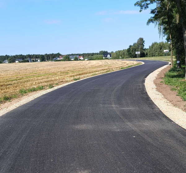 Kolejni użytkownicy dróg mogą cieszyć się z nowych nakładek asfaltowych!